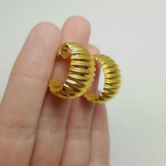 Vintage Ribbed Gold Tone Hoop Stud Earrings Huggie Retro 90s Style - Picture 2 of 5